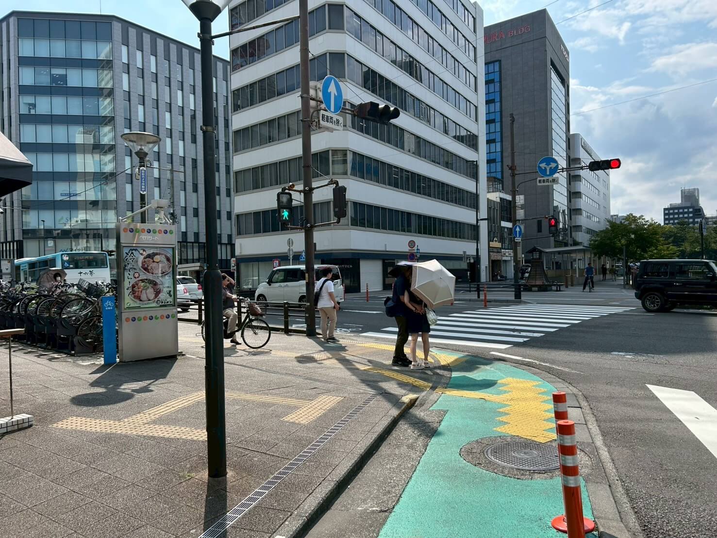 ②向かいの信号を渡り左方向に直進します。