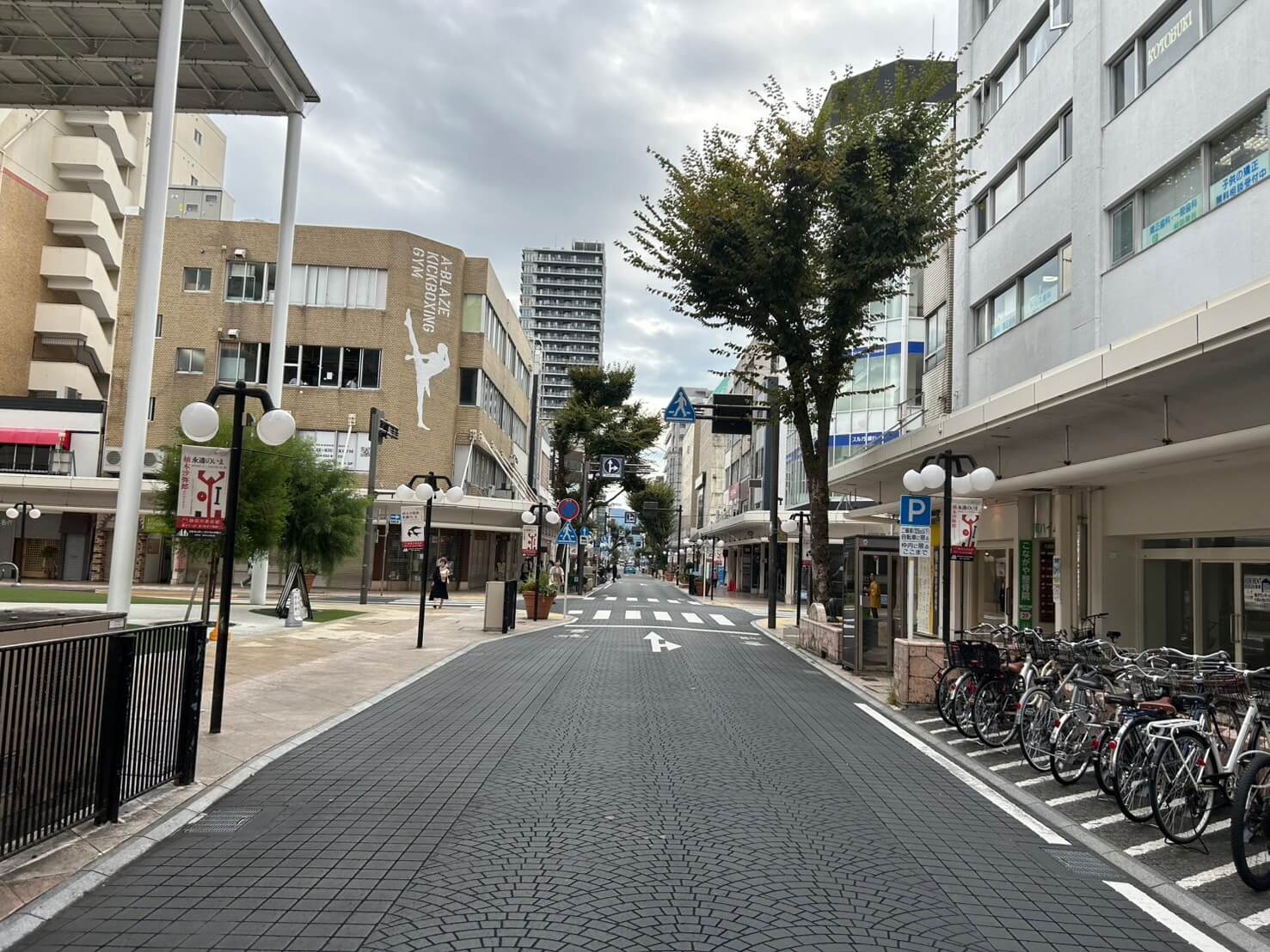 ⑤キックボクシングジムが見える交差点まで進みます。