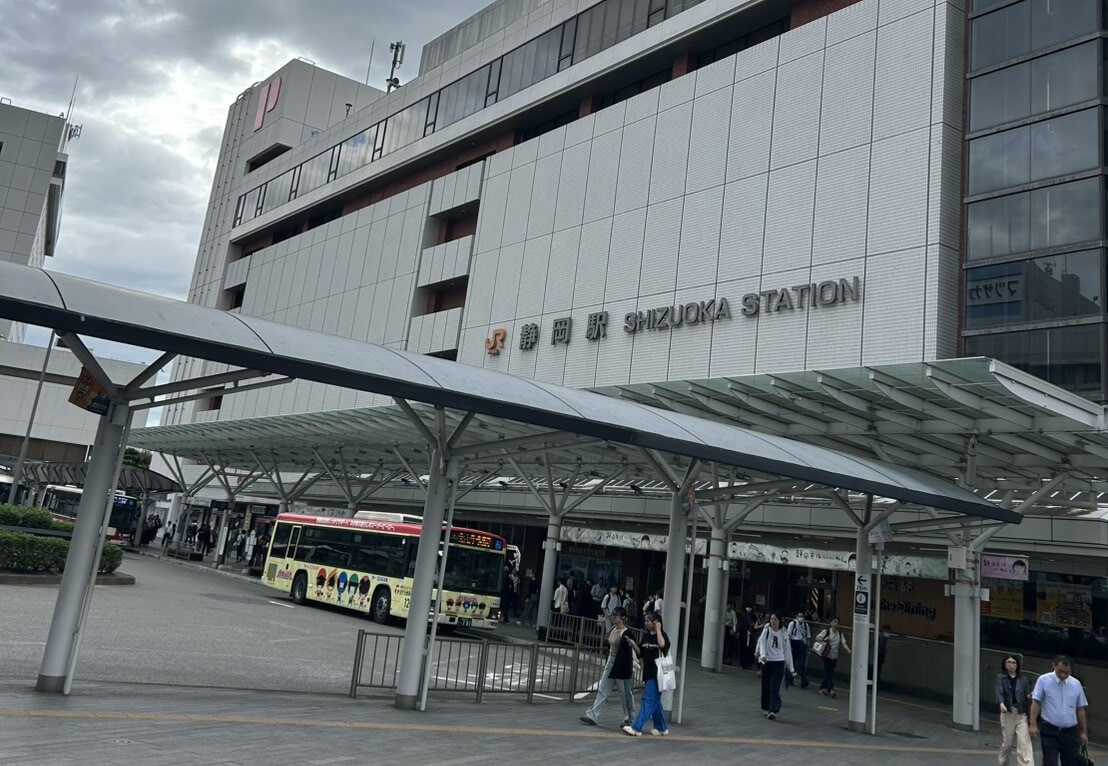 ①静岡駅北口から外に出て左に進みます。