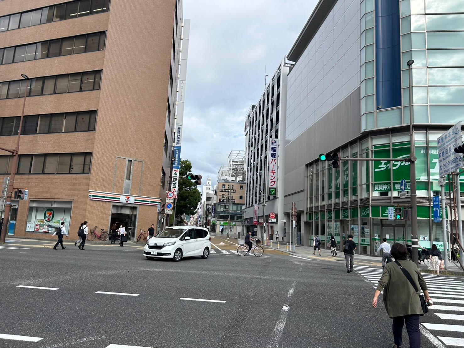 ②交差点の「セブンイレブン」と「エイブル」の間の通りを直進します。