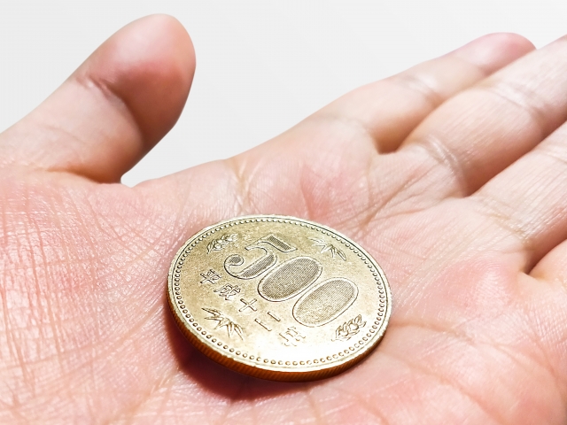 中には数万円の価値が付くものも！レア500円硬貨のご紹介