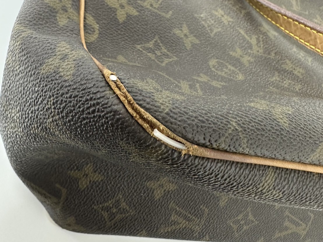 角スレやほつれがある