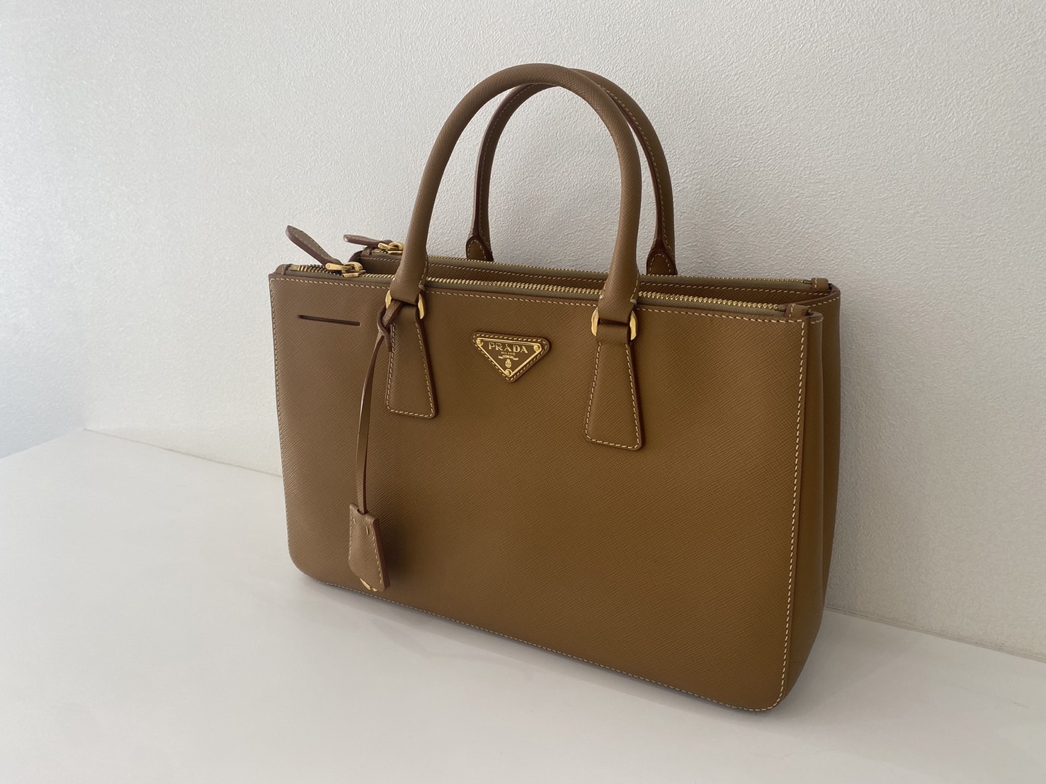 プラダ　ハンドバッグ