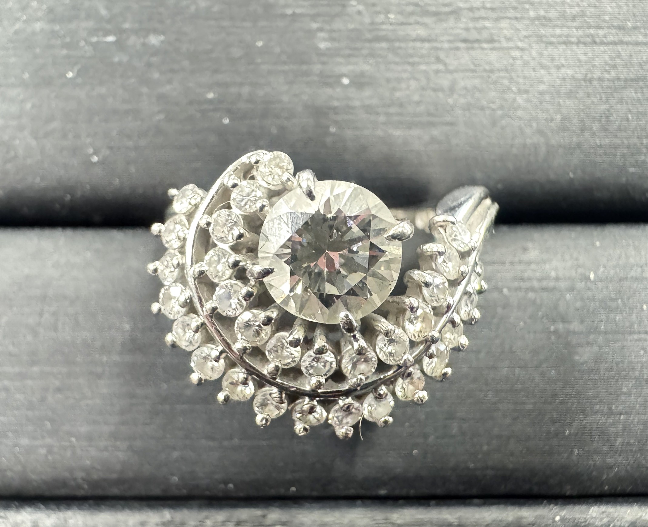 Pt900　ダイヤリング　D1.05ct/0.54ct